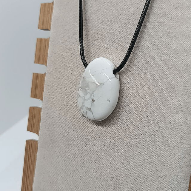 Howlite / Pendentif Ovale / Pierre Percée