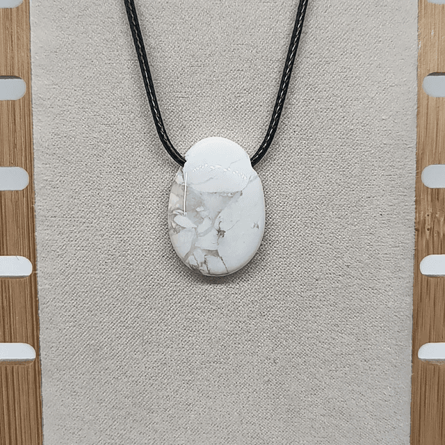 Howlite / Pendentif Ovale / Pierre Percée